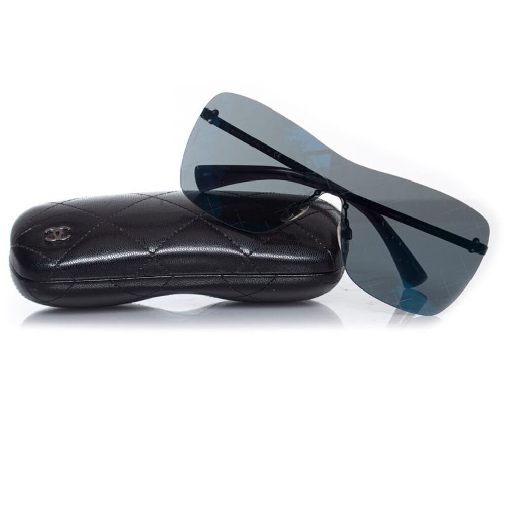 Chanel Shield quilted sunglasses in blue - Picture 3 of 8
